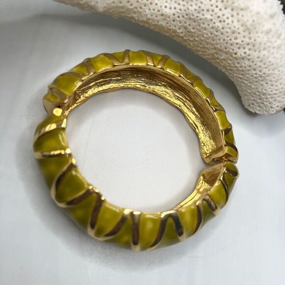 Kenneth Jay Lane Hingled Bangle Bracelet Gold Yellow Green - Picture 12 of 13